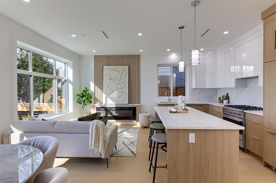 1 4742 St. Catherine Street Vancouver, BC - 2