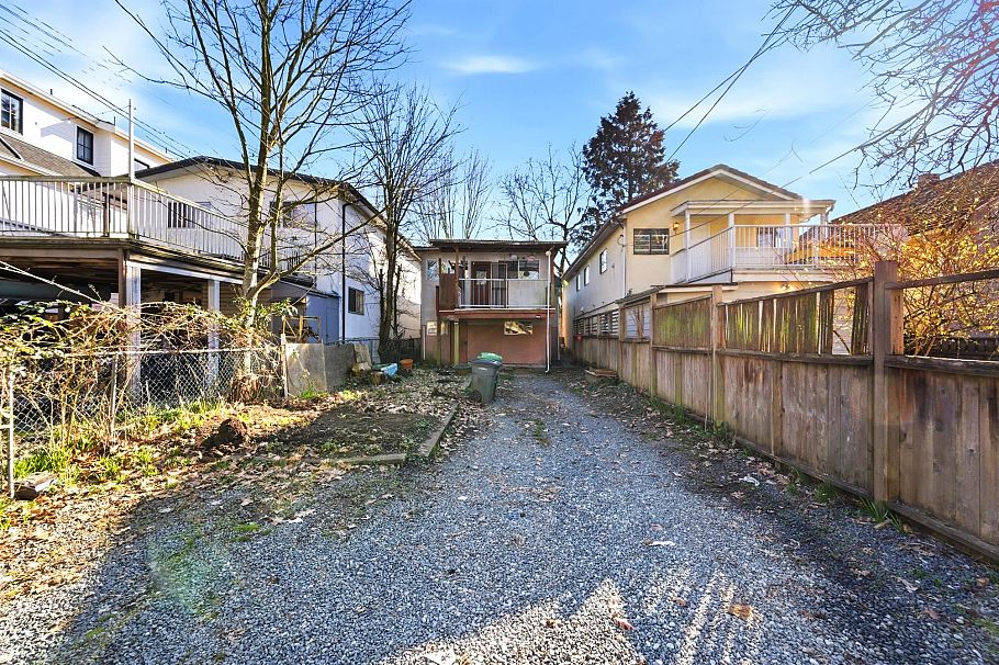 1757 E 8th Avenue Vancouver, BC - 18