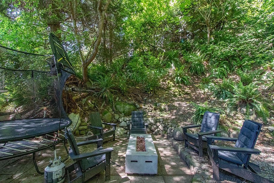 2711 Panorama Drive North Vancouver, BC - 34