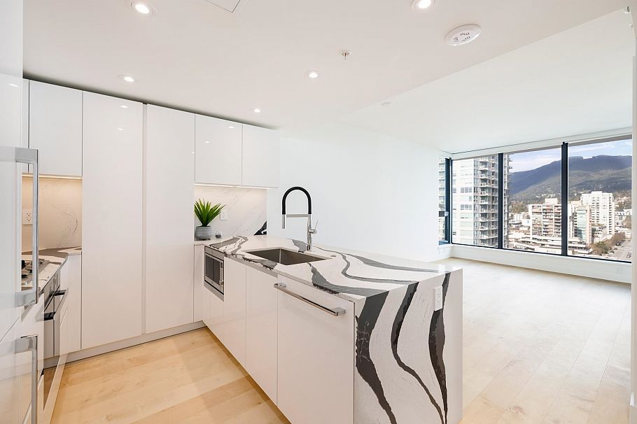 1307 135 E 13th Street North Vancouver, BC - 2