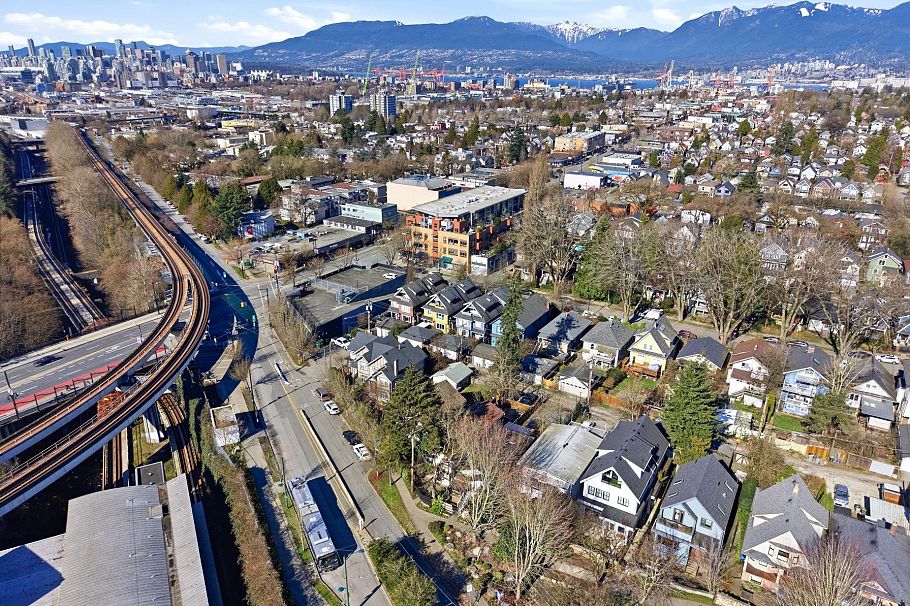 1757 E 8th Avenue Vancouver, BC - 11