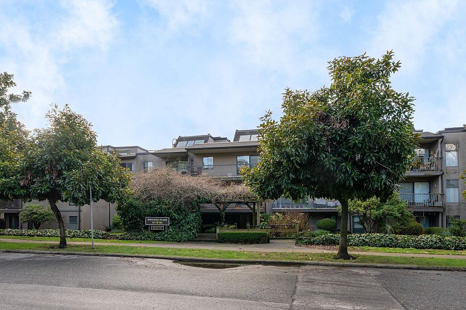 215 251 W 4th Street North Vancouver, BC - 2