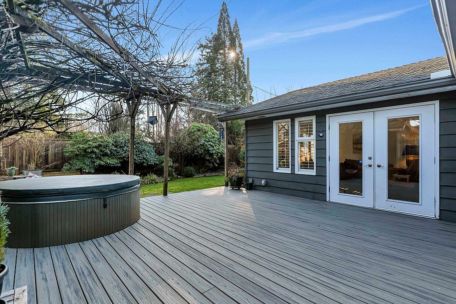 1375 Mcbride Street North Vancouver, BC - 30