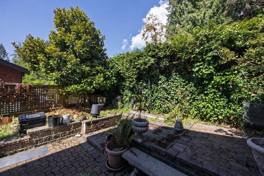 368 E Kings Road North Vancouver, BC - 32