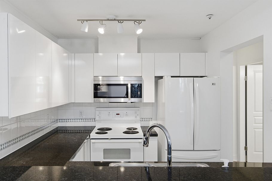 101 8460 Jellicoe Street Vancouver, BC - 19