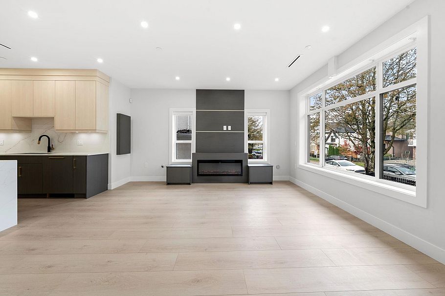 1 3274 E 44th Avenue Vancouver, BC - 4