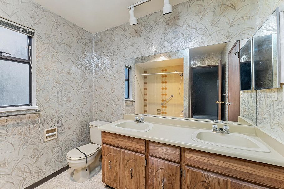 1494 Ross Road North Vancouver, BC - 24