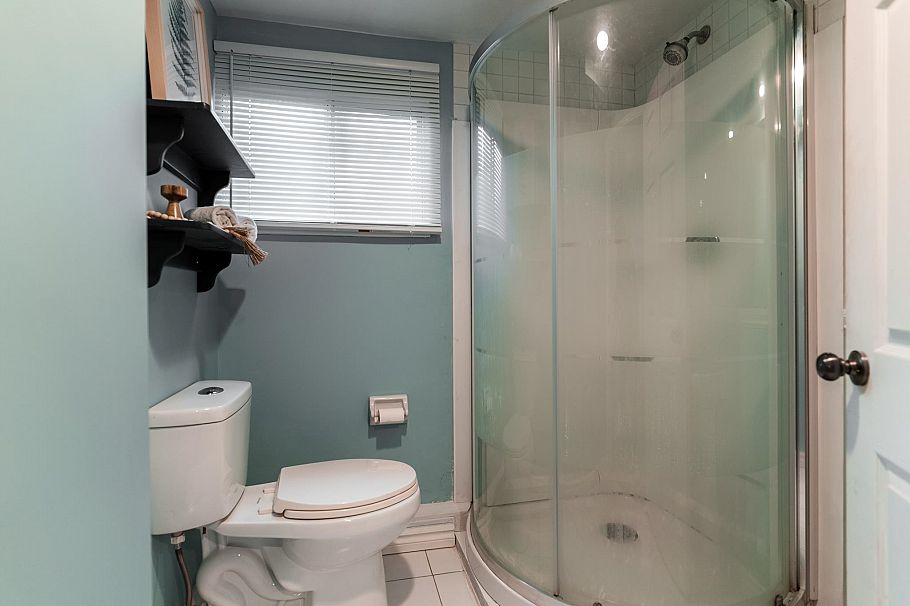 1323 E 29th Street North Vancouver, BC - 30