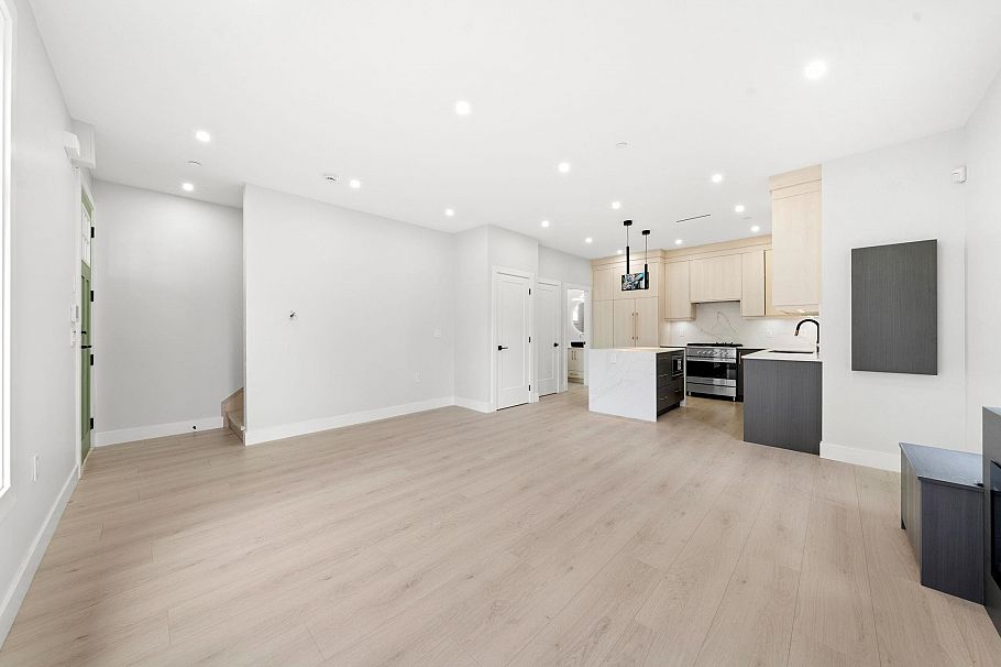 1 3274 E 44th Avenue Vancouver, BC - 17