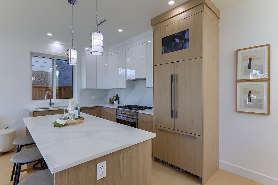 1 4742 St. Catherine Street Vancouver, BC - 4