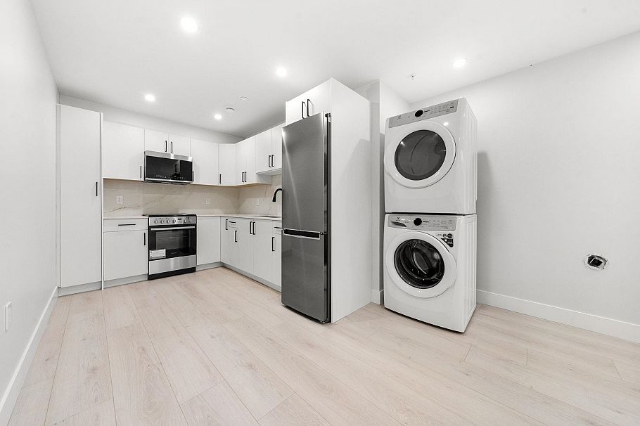 1 3274 E 44th Avenue Vancouver, BC - 22