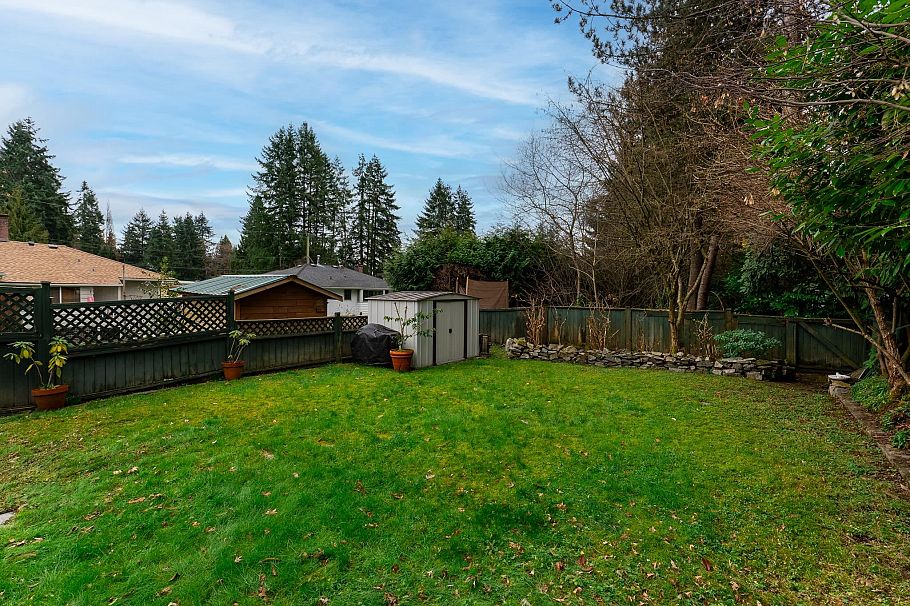 1323 E 29th Street North Vancouver, BC - 37