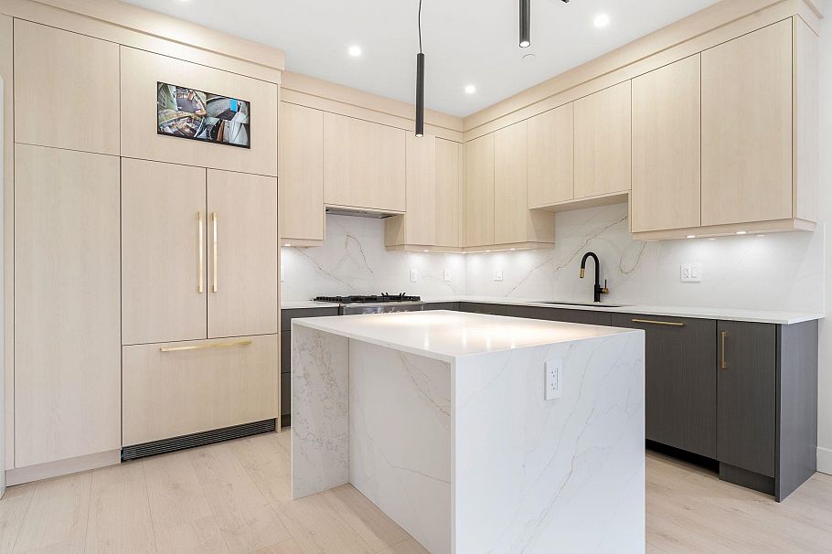 1 3274 E 44th Avenue Vancouver, BC - 9