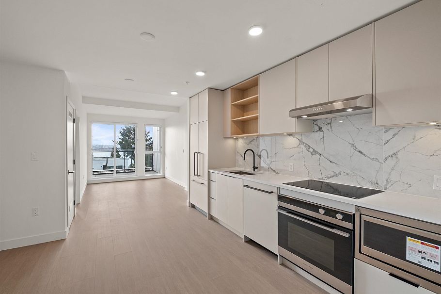 553 422 E 3rd Street North Vancouver, BC - 2