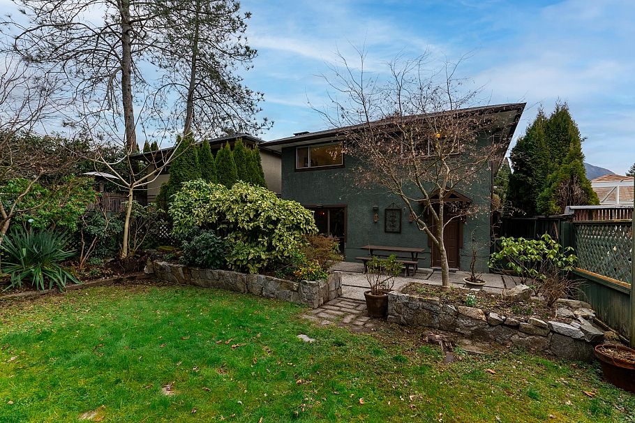 1323 E 29th Street North Vancouver, BC - 36