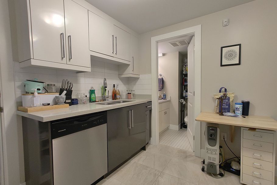 2055 Triumph Street Vancouver, BC - 16