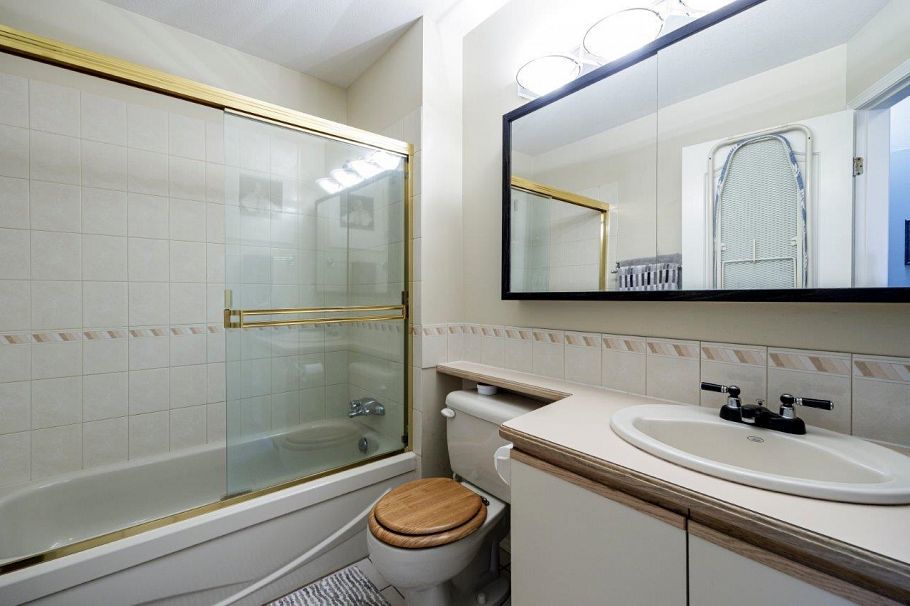 2 261 W 16th Street North Vancouver, BC - 25