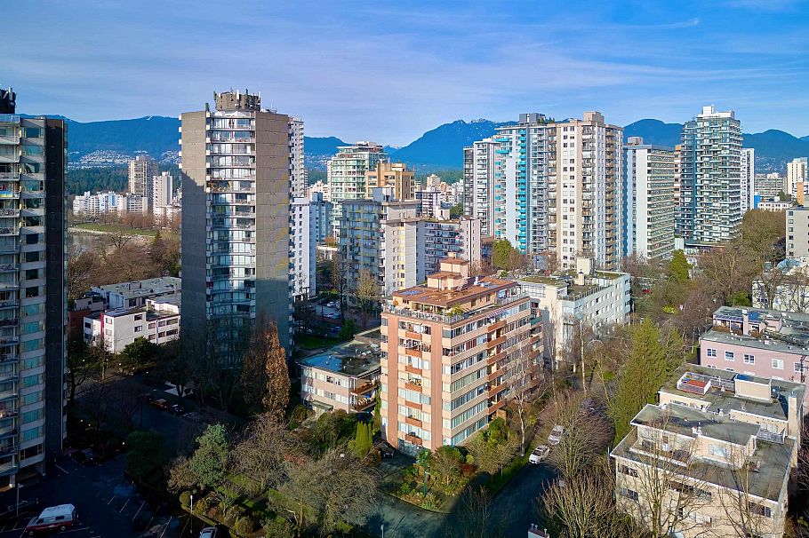 302 1315 Cardero Street Vancouver, BC - 2