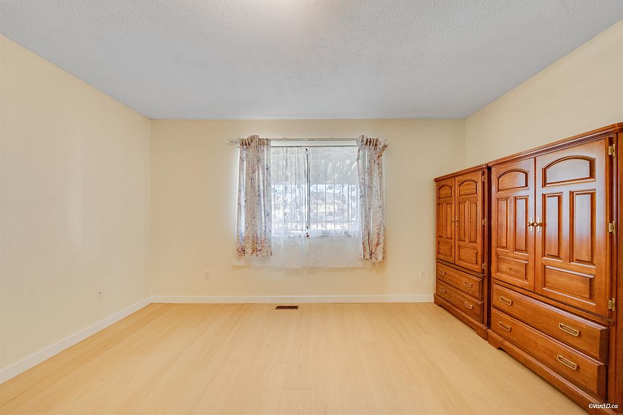 2175 E 54th Avenue Vancouver, BC - 17