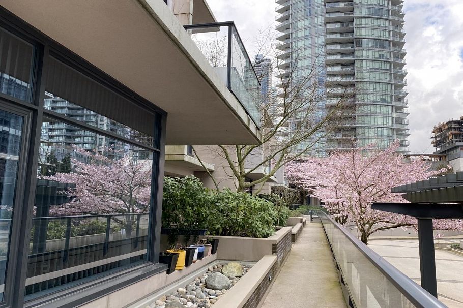 TH2 2077 Rosser Avenue Burnaby, BC - 35