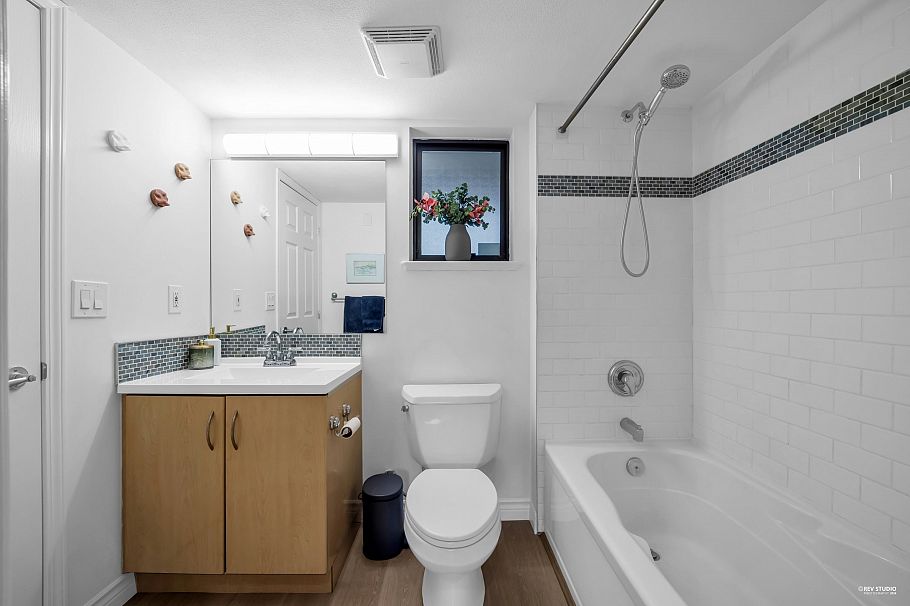 207 305 Lonsdale Avenue North Vancouver, BC - 21