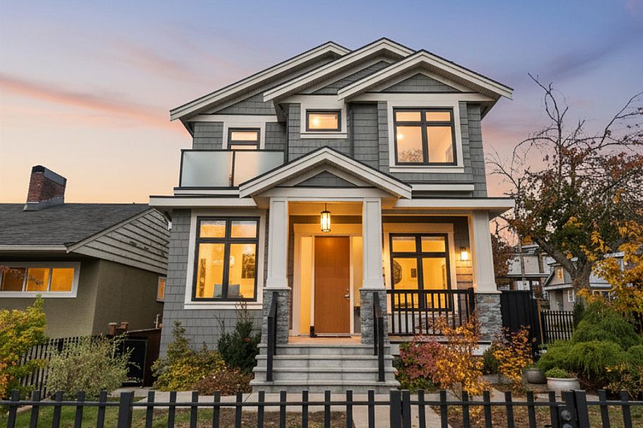 2699 E 7th Avenue Vancouver, BC - 1