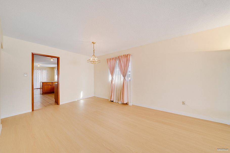 2175 E 54th Avenue Vancouver, BC - 9