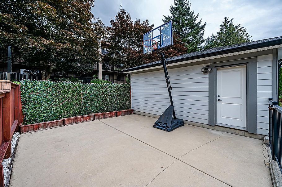 1370 Ross Road North Vancouver, BC - 30