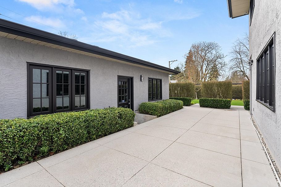 2496 W 36th Avenue Vancouver, BC - 36