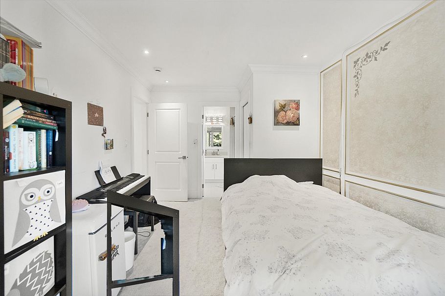 512 W 23rd Street North Vancouver, BC - 36