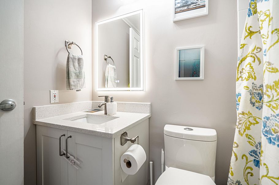 P02 223 Mountain Highway North Vancouver, BC - 14