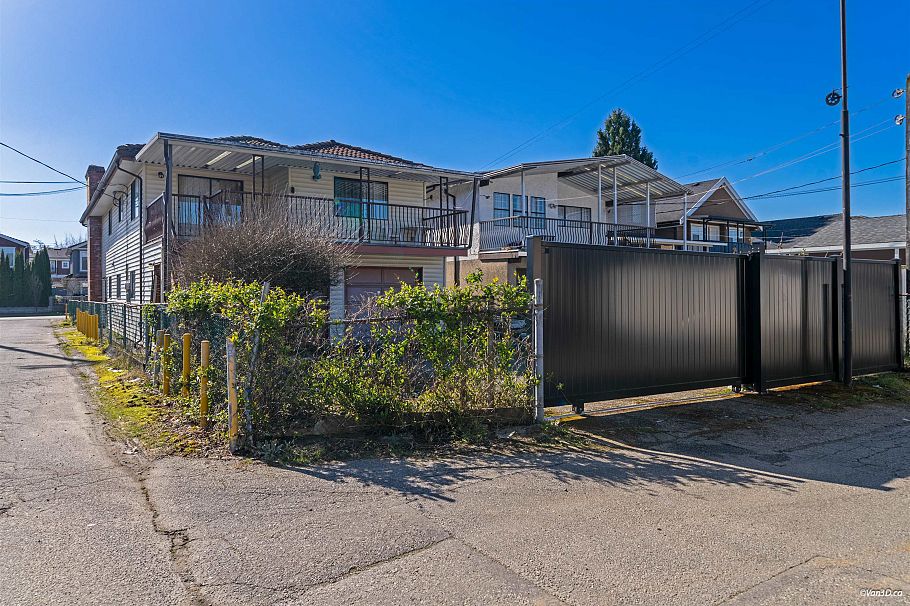 2175 E 54th Avenue Vancouver, BC - 31