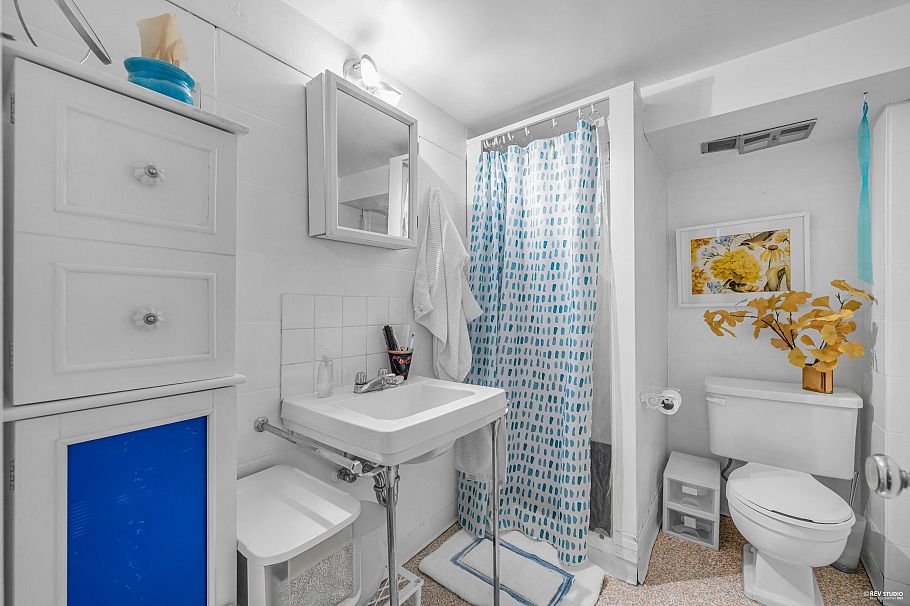 2225 W 22nd Avenue Vancouver, BC - 22