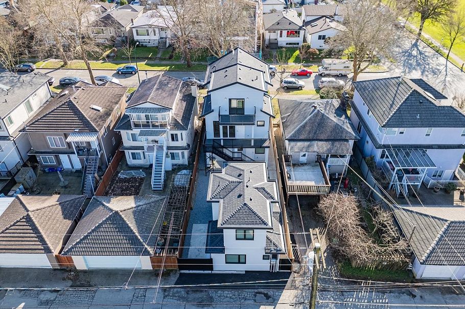 3015 E 19th Avenue Vancouver, BC - 3