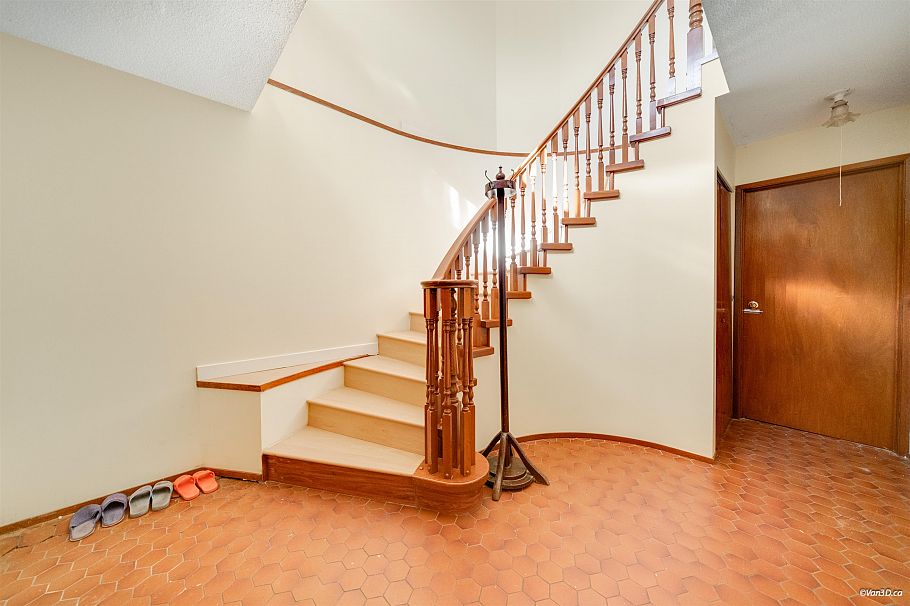 2175 E 54th Avenue Vancouver, BC - 3