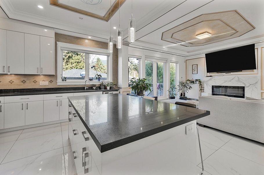 512 W 23rd Street North Vancouver, BC - 15