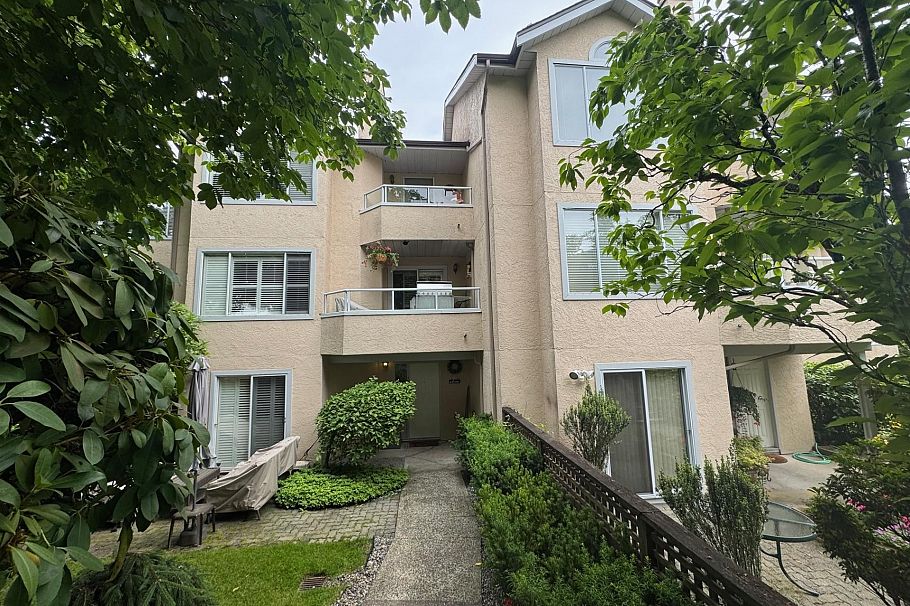 2 261 W 16th Street North Vancouver, BC - 1