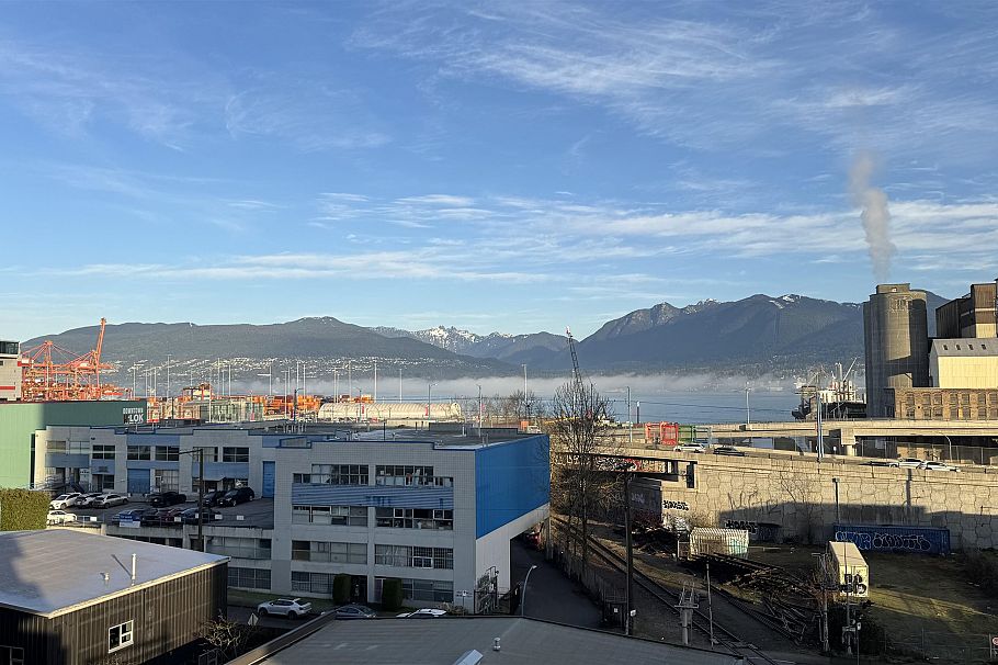 360 955 E Hastings Street Vancouver, BC - 4