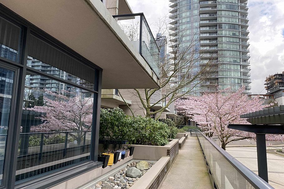 TH2 2077 Rosser Avenue Burnaby, BC - 32