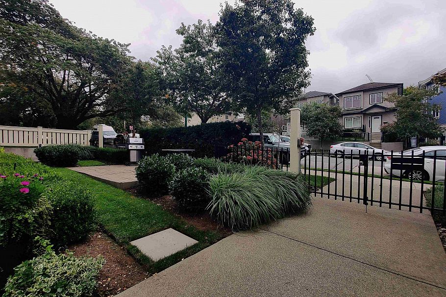 2055 Triumph Street Vancouver, BC - 24