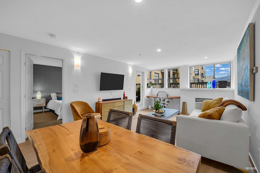 207 305 Lonsdale Avenue North Vancouver, BC - 1