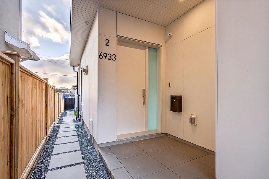 2 6933 Prince Edward Street Vancouver, BC - 16