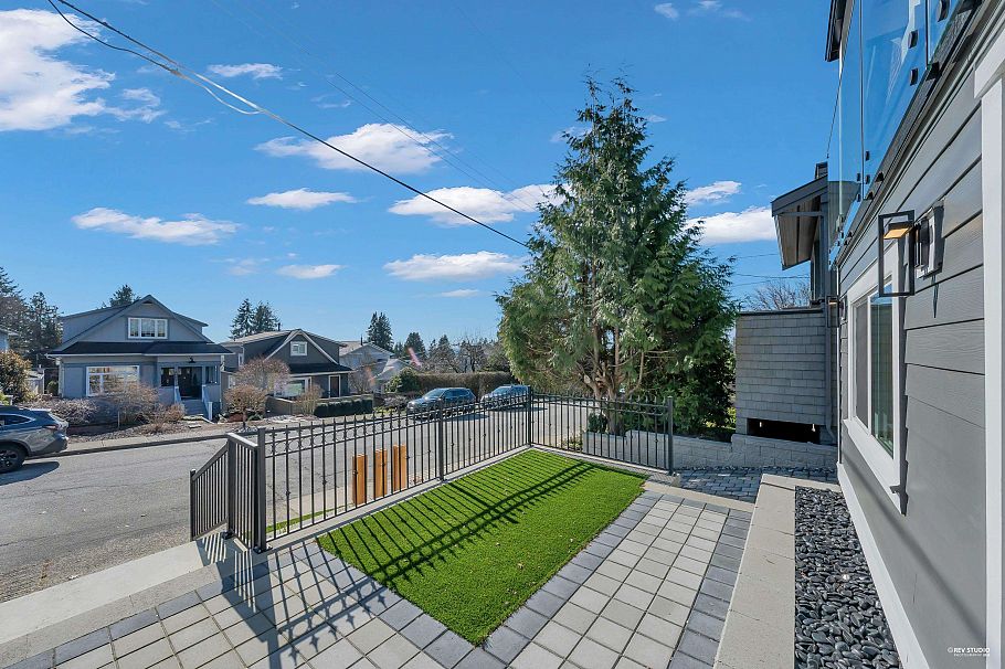 238 E 28th Street North Vancouver, BC - 35