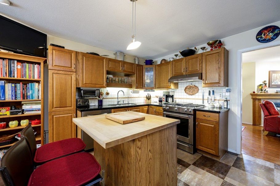 2 261 W 16th Street North Vancouver, BC - 9