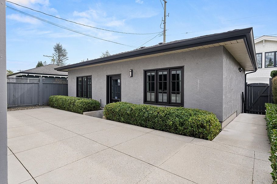 2496 W 36th Avenue Vancouver, BC - 35