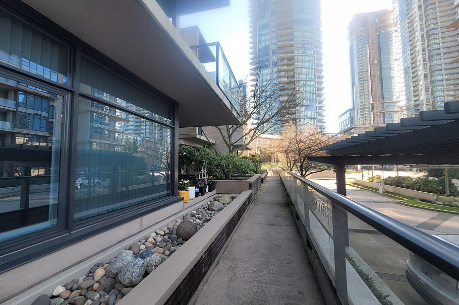 TH2 2077 Rosser Avenue Burnaby, BC - 18