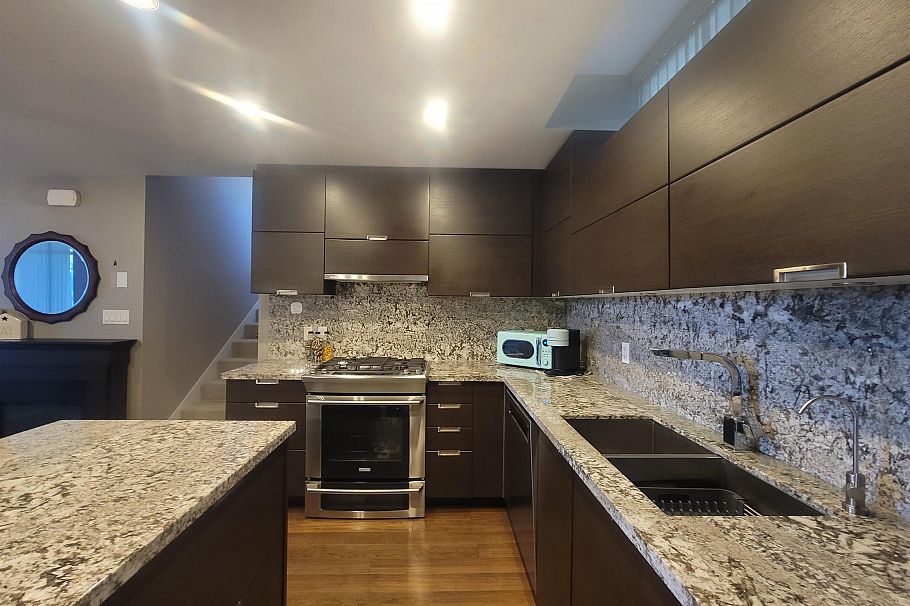 TH2 2077 Rosser Avenue Burnaby, BC - 11