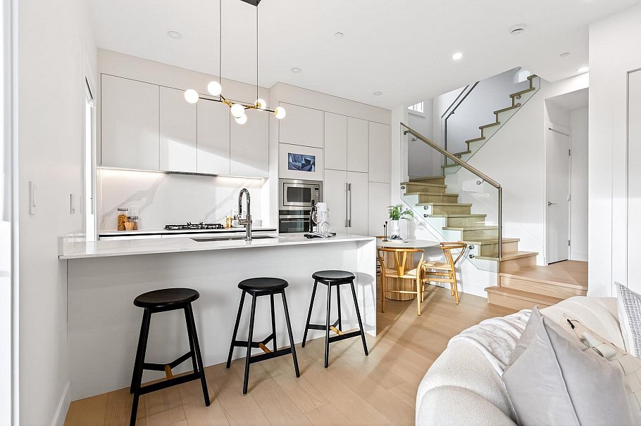 2 6933 Prince Edward Street Vancouver, BC - 9