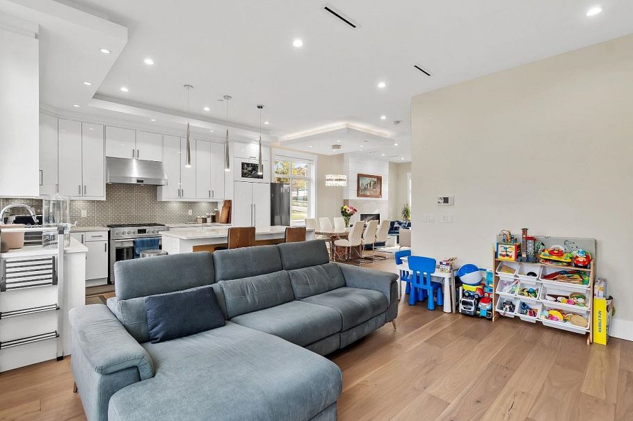 2699 E 7th Avenue Vancouver, BC - 4