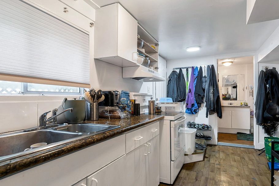 1836 E 1st Avenue Vancouver, BC - 11